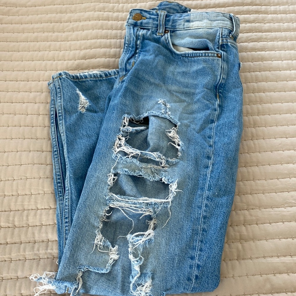 &Denim light wash boyfriend jeans.
